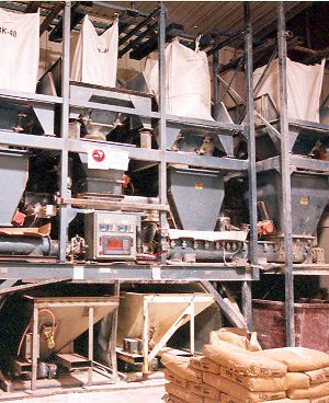 Batching system with bulk bags of raw materials and boxes of moist clay