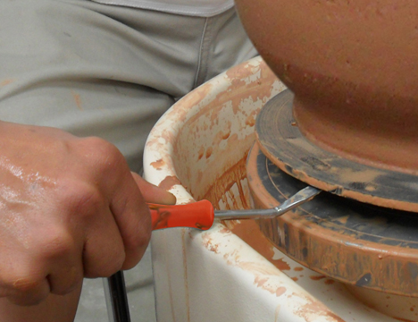 Tool to lift pottery bat off wheelhead